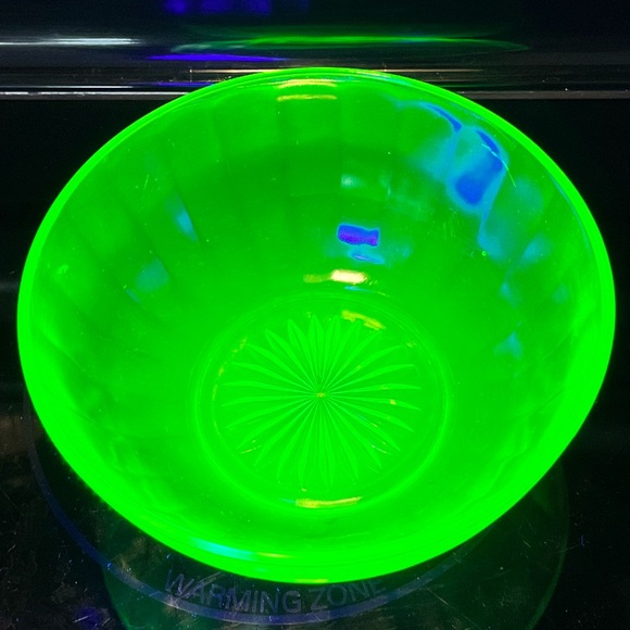 ✨Vintage Uranium Glass Bowl – Starburst Design, Glows Brilliantly ✨ - Picture 4 of 17
